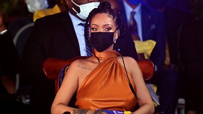 Rihanna est allée sans soutien-gorge dans une robe à licou en soie orange brûlé