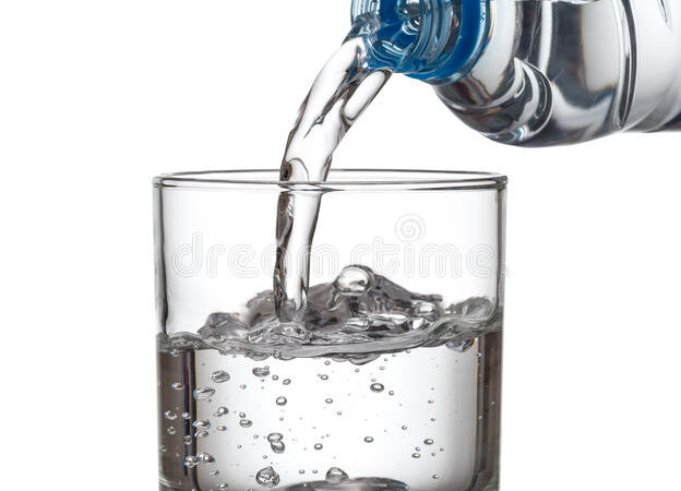 7 avantages possibles de boire de l’eau froide le matin