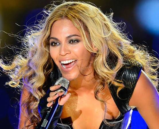 Beyoncé devient la première femme noire à figurer en tête du palmarès des chansons country du Billboard avec Texas Hold ‘Em.
